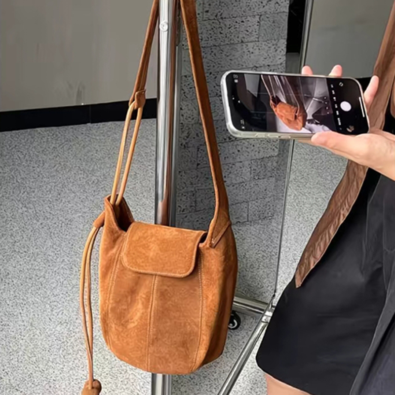 Frosted Suede Bucket Bag Pumpk - Interior Design High End avaliação e preço